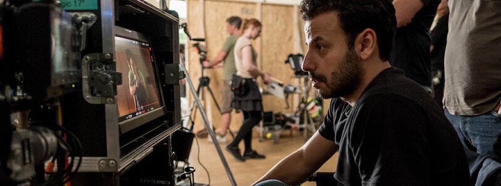 Szenen von einem älteren Dreh: Am Regiemonitor verfolgte Regisseur Hüseyin Tabak bei den Dreharbeiten zum Kieler Tatort. - © Gordon Timpen,SMPSP