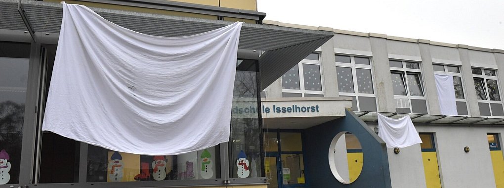 Vom Schulministerium &uuml;berfahren f&uuml;hlen sich die Grundschulen in NRW. Auch G&uuml;tersloher Schulen wie die in Isselhorst an der Niehorster Stra&szlig;e haben eine wei&szlig;e Flagge rausgeh&auml;ngt, weil sie kapitulieren, da sie an ihre Grenzen sto&szlig;en. - &copy; Jens D&uuml;nh&ouml;lter