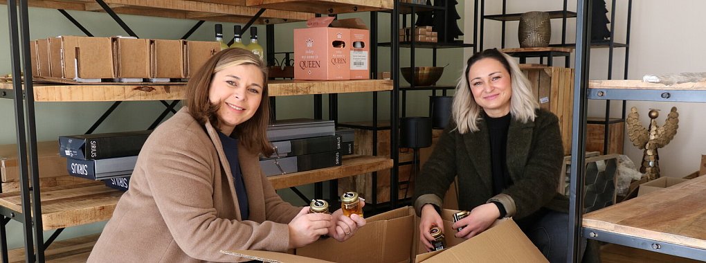 Stefania Bizimi-Tzortzinis (links) eröffnet gemeinsam mit ihrem Mann Anfang Dezember einen Feinkostladen an der Dammstraße. Noch wird renoviert und eingeräumt, Schwester Georgiana Bizimi unterstützt. - © Alexandra Schaller
