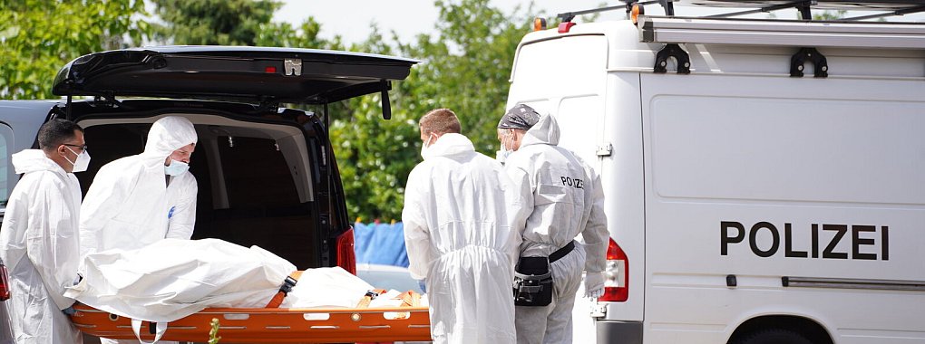 Ermittler der Polizei arbeiten nach einem Tötungsdelikt am Tatort, am Samstag wurde in Kalletal eine Leiche gefunden. - © Leon Stock