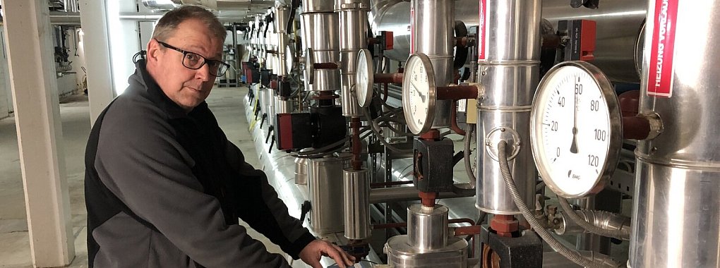 Ralf Mensenkamp vor den Reglern der Fernw&auml;rmeheizung im Keller der Therme. - &copy; Thomas Reineke(LZ)