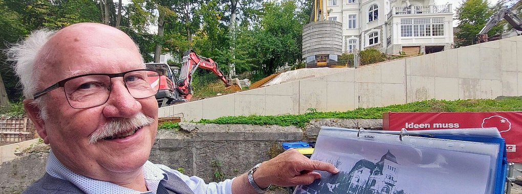 Hans-Joachim Keil vor einen prunkvollen Villa im Jugendstil. Seit etwa drei Jahren steht der Kran schon vor dem Objekt. Die Restaurierung ist aufwendig. - © Janet König