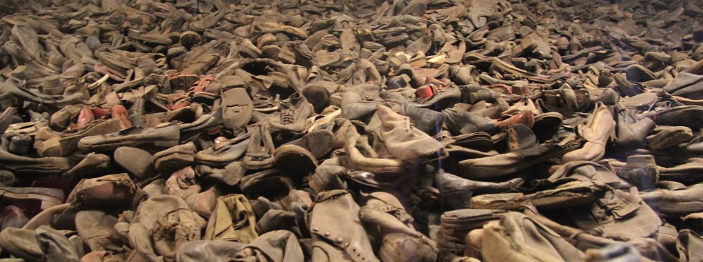 Bergeweise Schuhe sind in der Ausstellung der Gedenkst&auml;tte Ausschwitz in einem riesigen Raum aufget&uuml;rmt. - &copy; Silke Buhrmester
