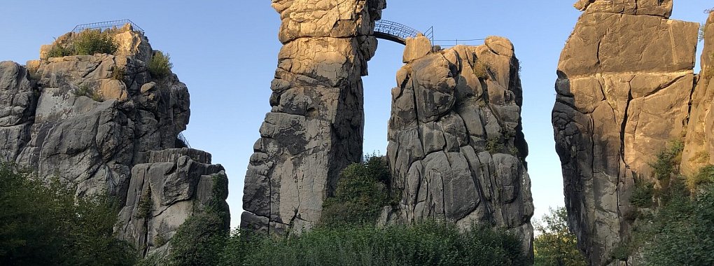 Die imposanten Externsteine ziehen mehr als eine halbe Million Touristen im Jahr an – darunter auch einige Randgruppen, die Müll und Ärger machen. - © Silke Buhrmester