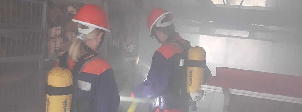 Der Angriffstrupp, ausgerüstet mit „Übungs-Pressluftatmer“, sucht eine verrauchte Halle nach vermissten Personen ab. - © Jugendfeuerwehr Dörentrup