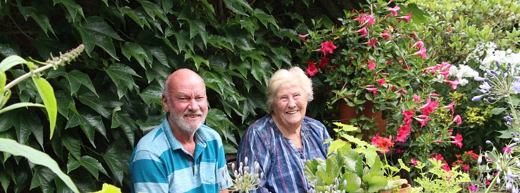 Peter und Lieselotte Harkenthal genießen die Zeit in ihrem Garten. - © Freya Köhring