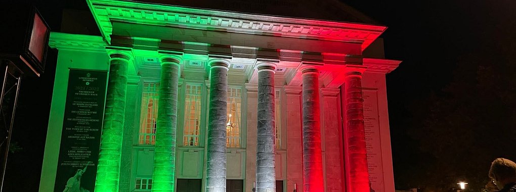 Im vergangenen Sommer hatte die Firma LightArt das Detmolder Landestheater in NRW-Farben angestrahlt, um den Geburtstag des Bundeslands zu feiern. - © Jil Koch