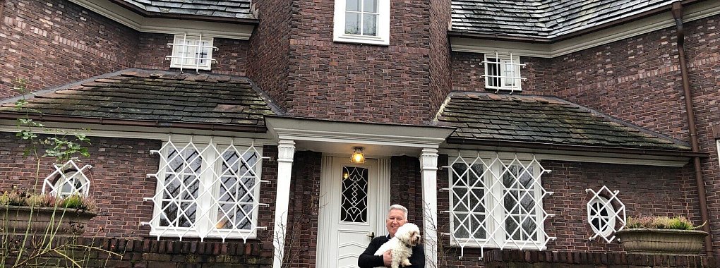 Hausherr Dr. Johann Malcher mit Hund "Dusty" vor dem Eingang. - © Thomas Reineke