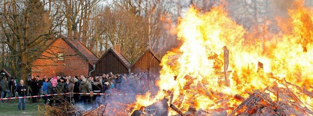 Osterfeuer am Heimathof in Leopoldshöhe. - © Archivfoto: LZ