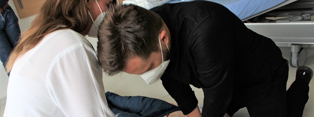 Die Herzdruckmassage darf im Notfall nicht unterbrochen werden. Jana Kofski, die im Klinikservice arbeitet und regelmäßig geschult wird, will Martin Wall direkt ablösen und wartet darauf, dass er die Ansage macht. - © Astrid Sewing