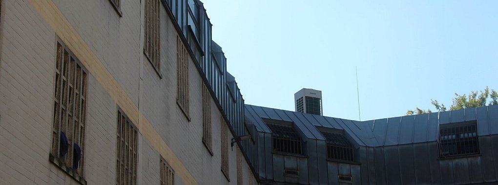 Das Wetter spielt am Freitagnachmittag mit. Bei strahlendem Sonnenscheint versammeln sich knapp 100 Insassen im Innenhof der Justizvollzugsanstalt. Fotos davon machen, ist nat&uuml;rlich schwer. - &copy; Janet K&ouml;nig