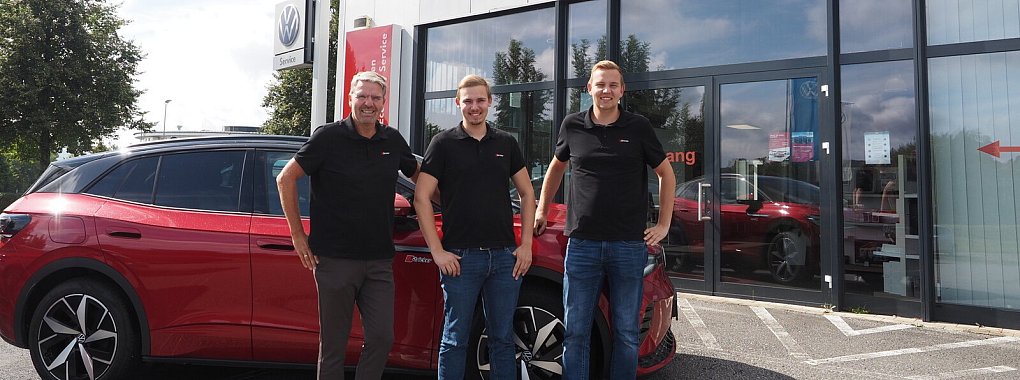 Gelebte Familientradition: (von links) Inhaber Mark Stricker und seine Söhne André und Christoph führen gemeinsam das Autohaus Stricker mit seinen beiden Standorten in Horn und Detmold. Foto: Andreas Barnekow - © Andreas Barnekow