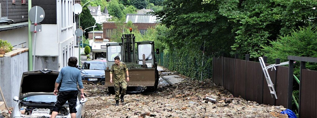 Stabsunteroffizier Rene Schultz schaut sich die Straße in Hagen genauer an, die er mit dem Räumschild als nächstes frei schieben wird. - © Bundeswehr/Katharina Flor