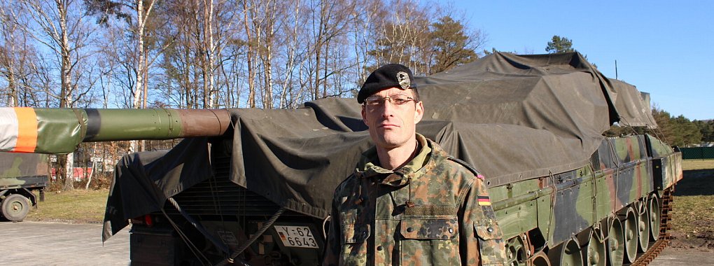 Der stellvertretende Bataillonskommandeur Oberstleutnant Jörn D. vor einem frisch verpackten Leopard 2 Panzer. - © Philipp Kersten