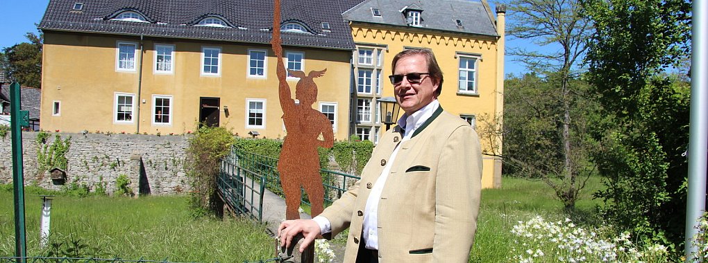 Moritz Freiherr von Eckardstein steht vor dem Schloss Iggenhausen, indem er mit seiner Familie wohnt. - &copy; Kirsten Fuhrmann