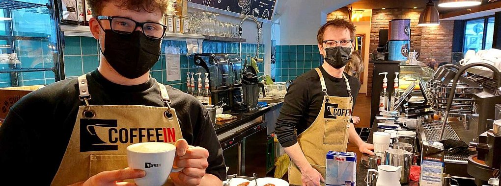 Sebastian Mönch (links) und Daniel Krause sind Teil des Teams von CoffeIn und haben im neueröffneten Café alle Hände voll zu tun. - © Janet König