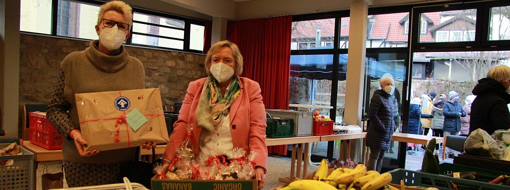 Susanne R&uuml;besamen vom Deutschen Kinderschutzbund (links) und Heike Busse (Vorsitzende Sozialer Mittagstisch) haben sich mit den vielen anderen Helfern besondere &Uuml;berraschungen f&uuml;r den Sozialen Mittagstisch einfallen lassen. Passend zu Weihnachten. Foto: Katrin Kantelberg - &copy; Katrin Kantelberg(LZ)