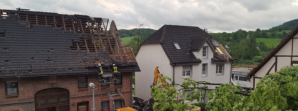 Dieses Haus ist vorerst unbewohnbar. Der Tornado richtete in der Höxteraner Ortschaft Lütmarsen schwere Schäden an. - © David Schellenberg