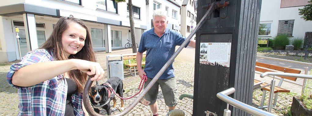 Der historische Brunnen an der Ecke Mittelstraße und Hummerbrucher Straße ist eine Art Mitmachstation des historischen Rundgangs durch Bösingfeld, den Julia Stein und Hans Böhm von Marketing Extertal erarbeitet haben. Es sollte aber vorsichtig gepumpt werden. - © Jens Rademacher