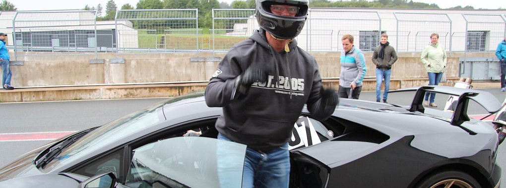 LZ-Leser Kai Strohdiek ist begeistert, als er aus dem italienischen Sportwagen steigt. - &copy; Silke Buhrmester