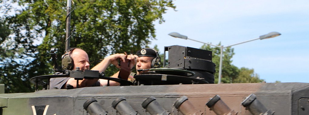 Klaus Lange nutzt w&auml;hrend der Fahrt die Gelegenheit, ein Selfie zu machen. - &copy; Astrid Sewing