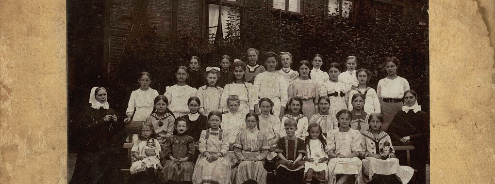 Ein Erinnerungsfoto an die III. Kur in der Kinderheilanstalt 1911. Links ist die Leiterin der Anstalt, die Diakonisse Pauline Hilburg, abgebildet. - © Repro: Stadtarchiv