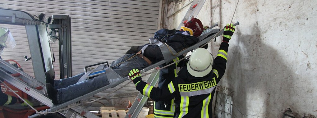 Schwieriges Unterfangen: Die Löschgruppe Wüsten schafft es bei einer technischen Hilfe die verunfallte Puppe mittels eines Leiterhebels sicher zurück auf den Boden zu bekommen. - © Feuerwehr Bad Salzuflen/Daniel Hobein