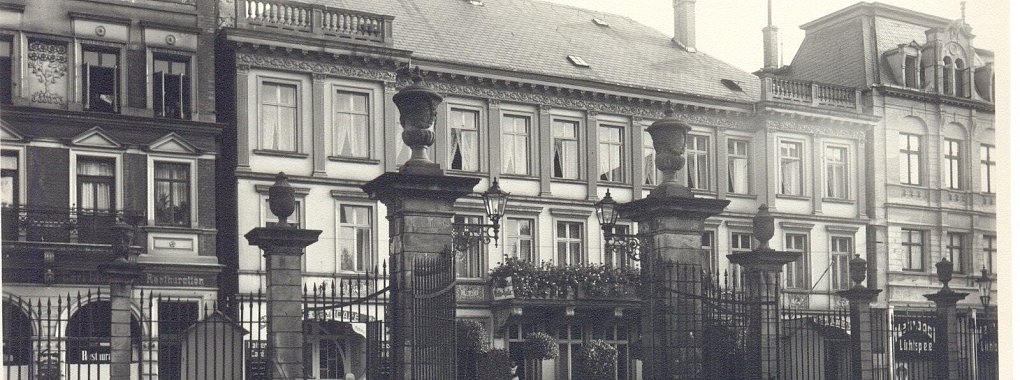 Der Blick vom Schloßplatz auf das Gebäude des ehemaligen Hotels Stadt Frankfurt, um 1920 (links). - © Stadtarchiv Detmold