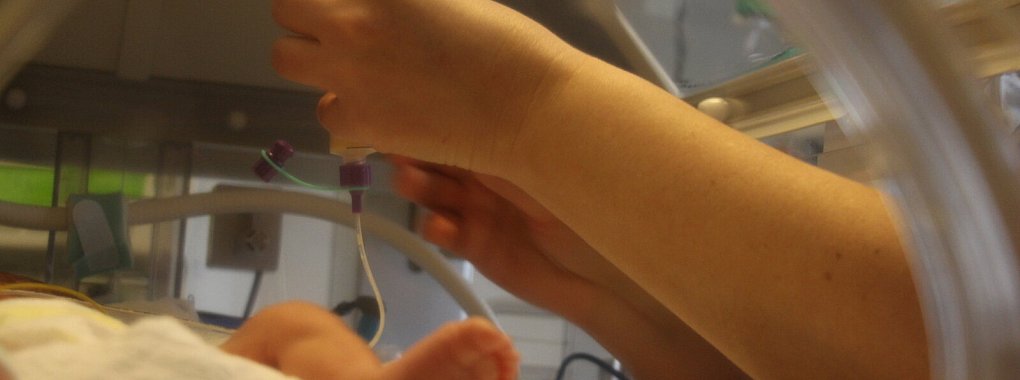 Marias Sohn wird auf der Neugeborenenintensivstation am Klinikum Lippe über eine Magensonde portionsweise mit Muttermilch gefüttert. Bald soll der vier Wochen alte Junge mit der oralen Ernährung loslegen. - © Janet König