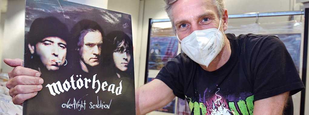 Bei der 17. Bielefelder Schallplattenb&ouml;rse gibt es nicht nur Schn&auml;ppchen. Die Mot&ouml;rhead-Platte &bdquo;Overnight Sensation" von 1996 kostet 120 Euro. - &copy; Barbara Franke