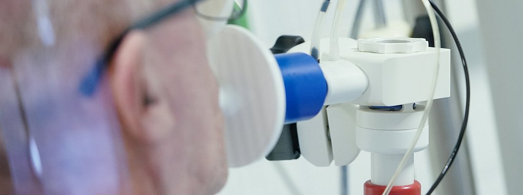 Ein von einer Corona-Erkrankung genesener Patient bekommt in einer Lungentest-Kabine in einer Rehaklinik die Lungenfunktion gemessen. - &copy; Uwe Anspach/dpa