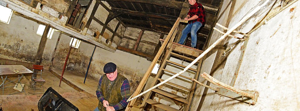 Friedhelm (links) und Fabius Begemann - auch innen dem Fachwerkhaus gibt es viele Baustellen, die es zu bewältigen gilt. - © Nicole Ellerbrake