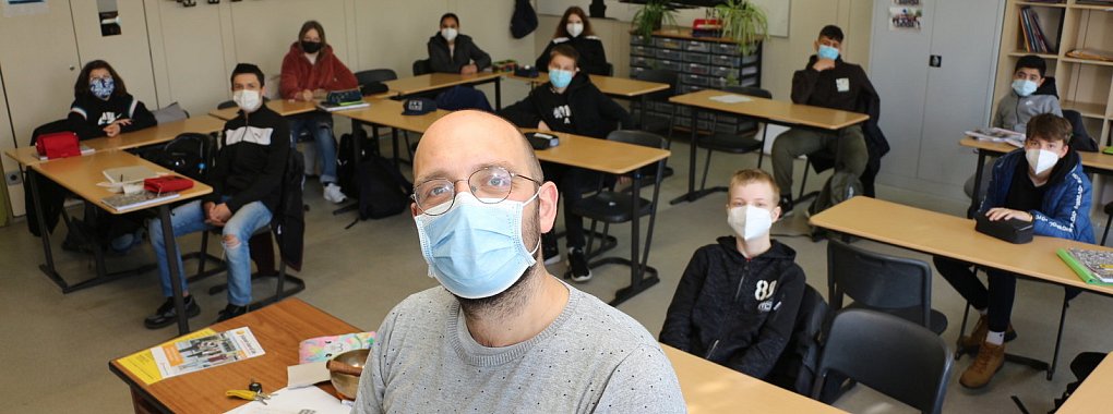 Ein Teil der Klasse 8c mit Klassenlehrer Christoph Bernhard Krull (vorne). Im Fach Gesellschaftslehre hat die Klasse oft über die Corona-Maßnahmen gesprochen und reflektiert, was das eigentlich mit ihnen macht. - © Janet König