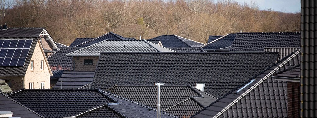 Viele Familien können sich den Kauf oder das Bauen eines eigenen Hauses nicht mehr leisten - und drängen ebenfalls auf den angespannten Wohnungsmarkt. - © dpa