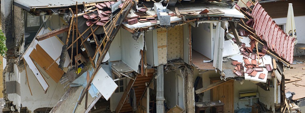 Häuser im Ahrtal im Ortsteil Walporzheim sind zerstört. In den vom Unwetter betroffenen Gebieten beginnen die Aufräumungsarbeiten. - © Thomas Frey/dpa