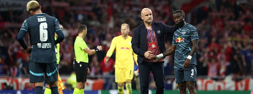 Sportdirektor Rouven Schröder (2.v.r) tröstet die Spieler nach dem Spiel in Madrid. - © Jan Woitas/dpa