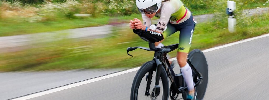 Triathletin Laura Philipp setzt in Nizza vor allem auf ihre Radstärke. - © Daniel Karmann/dpa
