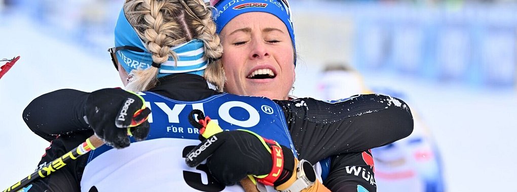 Grund zur Freude: Katharina Hennig (r) und Victoria Carl sind mit ihrem Saisonstart zufrieden. - © Martin Schutt/dpa