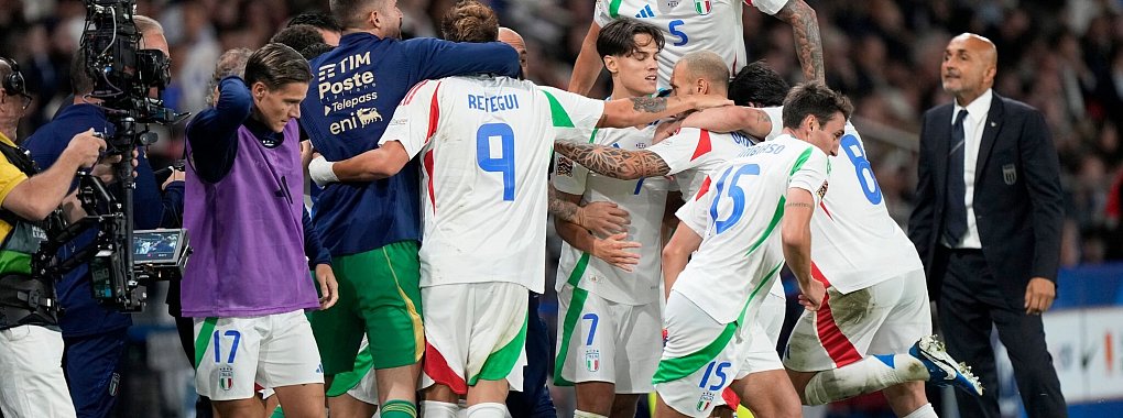 Endlich wieder Grund zum Jubeln für Italiens Fußballer. - © Michel Euler/AP/dpa