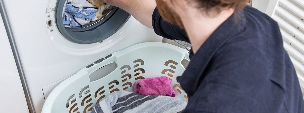 W&auml;schewaschen muss jeder: Viele greifen daf&uuml;r zu Feinwaschmittel - wie gut diese sind, hat die Stiftung Warentest untersucht. - &copy; Christin Klose/dpa-tmn