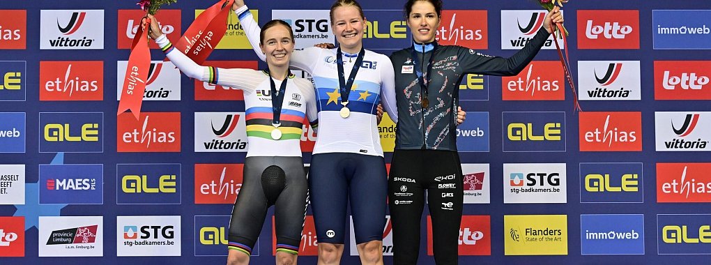 Niedermaier (l.) steht im Weltmeistertrikot auf dem Podium. - © Dirk Waem/Belga/dpa