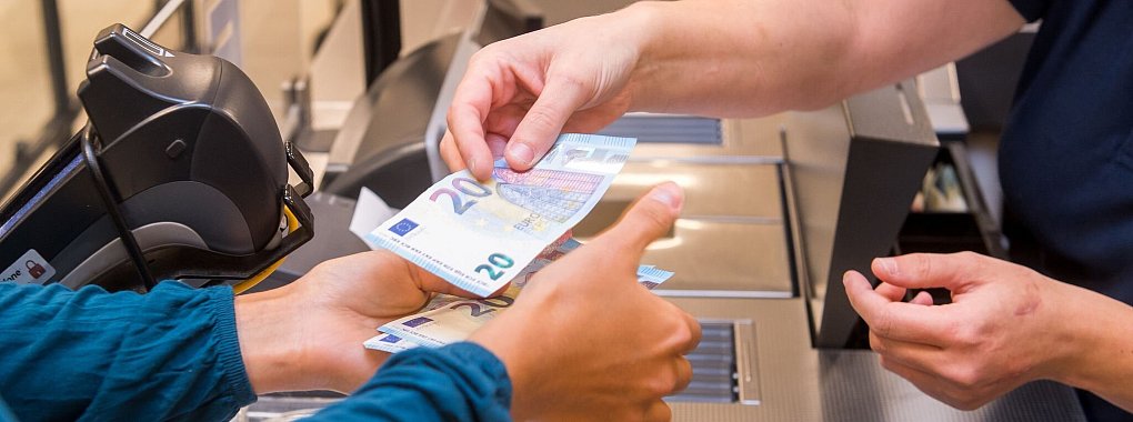 Im Supermarkt schnell noch Geld abheben - das ist mittlerweile in vielen Läden bequem möglich. Aber: Bei einigen der Handelsketten ist ein gewisser Einkaufsbetrag für die Bargeldabhebung Voraussetzung. - © Benjamin Nolte/dpa-tmn