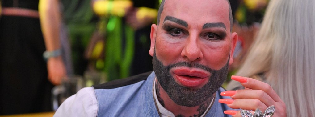 Seine neue Biografie soll den Titel «Desaströös bis Pompöös» tragen. - © Bernd Weißbrod/dpa