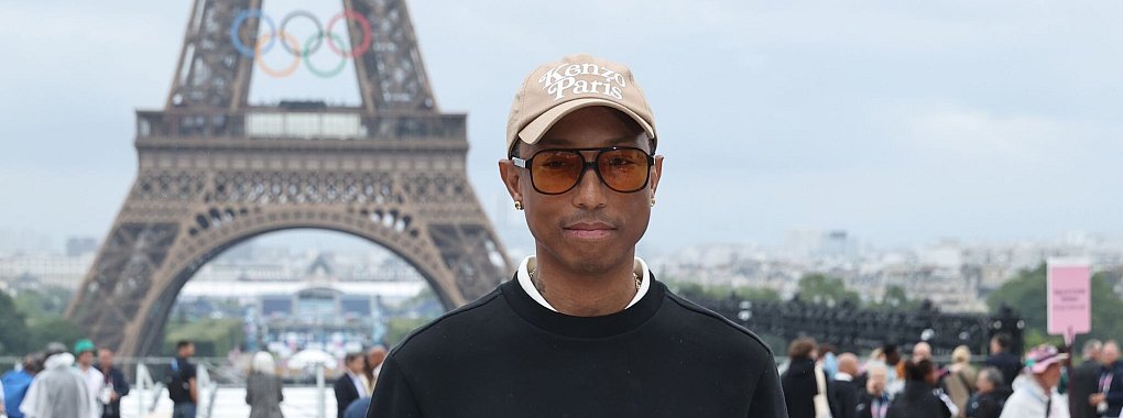 US-Musiker Pharrell Williams setzt sich kritisch mit der Wortwahl in einigen seiner Hits auseinander. - © Christophe Petit-Tesson/epa-Pool/dpa