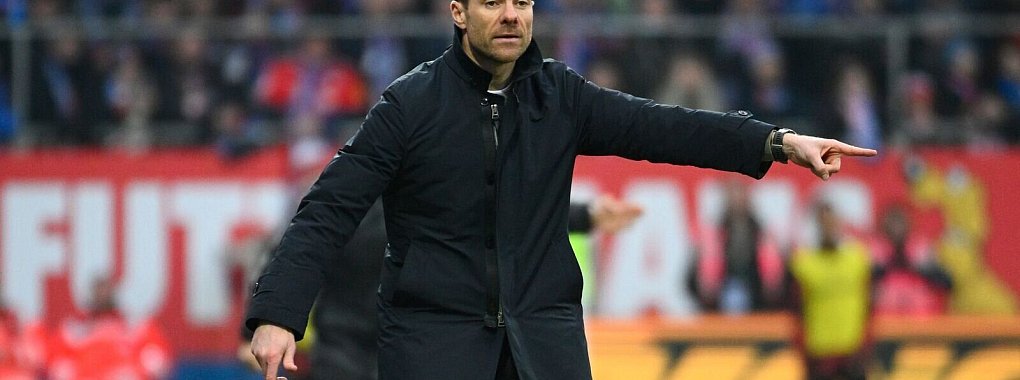 Bayer-Trainer Xabi Alonso wies dem Leverkusener Team den Weg zum Bundesliga-Auswärtsrekord. - © Gregor Fischer/dpa