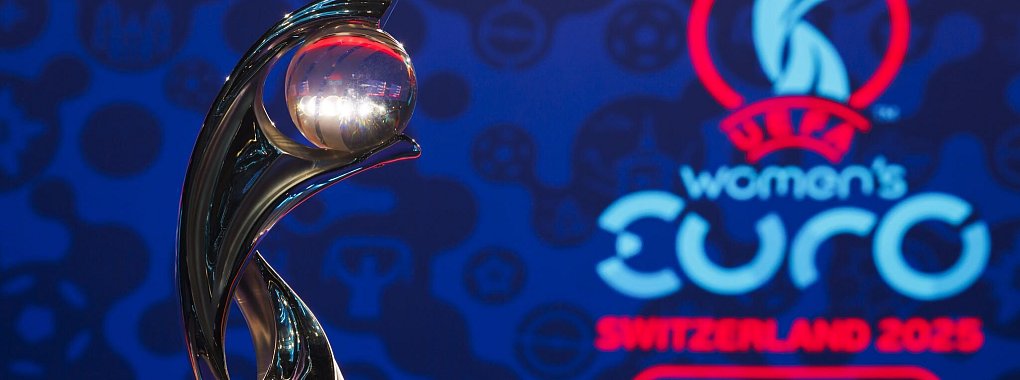 Der EM-Pokal der Frauen. - © Valentin Flauraud/KEYSTONE/dpa