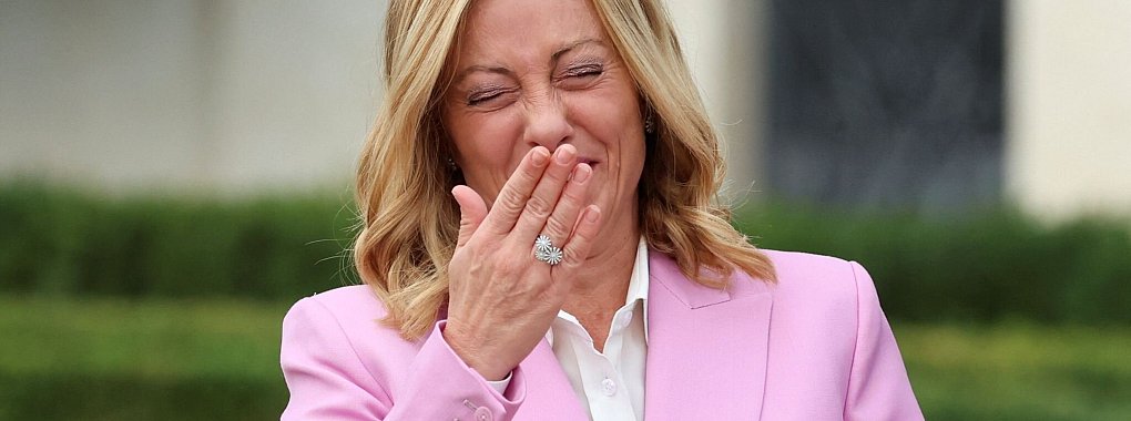Italiens rechte Ministerpräsidentin Giorgia Meloni steht wegen eines Gute-Laune-Selfies in der Kritik. - © Phil Noble/PA Wire/dpa