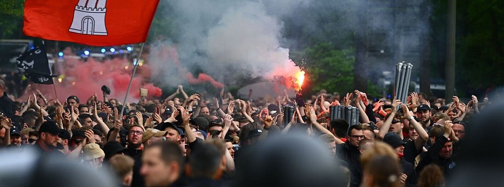 Hamburg will eine Beteiligung der Vereine an den Kosten für Polizeieinsätze bei Fußballspielen der Ersten und Zweiten Bundesliga prüfen. - © ---/dpa