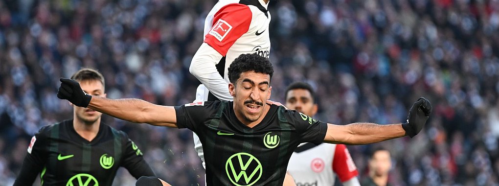 Eintracht Frankfurt mit Hugo Ekitiké und der VfL Wolfsburg mit Tiago Tomás lieferten sich eine umkämpfte erste Hälfte. - © Arne Dedert/dpa