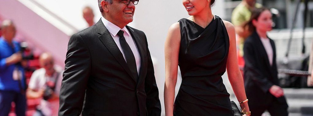 Mohammed Rassulof stellt mit seiner Tochter Baran Rassulof seinen Film &laquo;The Seed of the Sacred Fig&raquo; in Cannes vor. - &copy; Scott A Garfitt/Invision/AP/dpa
